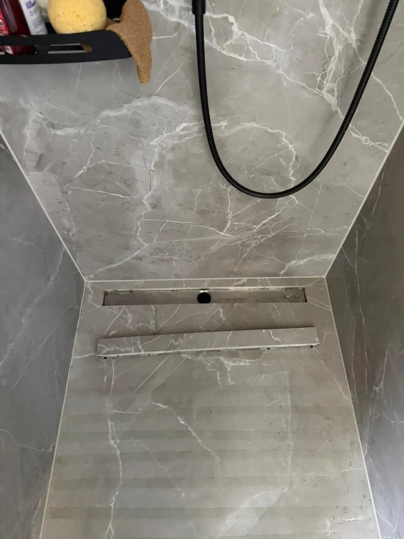 Rénovation salle de bain — drain douche marbre gris