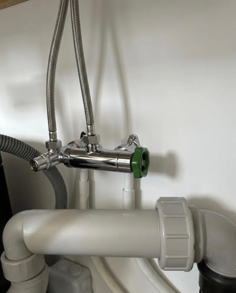 Modification arrivées d'eau — installation vanne chrome