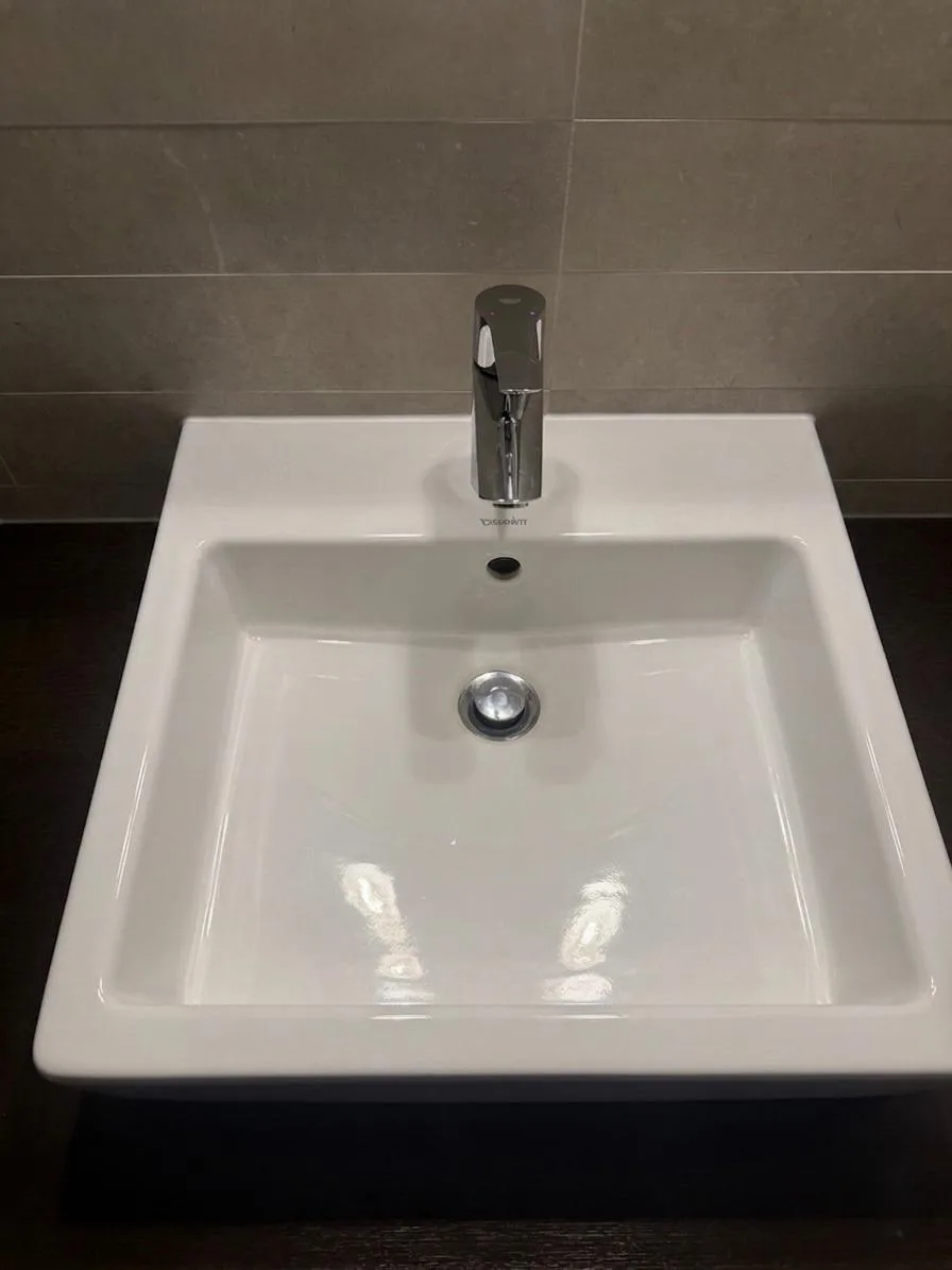 Lavabo Duravit blanc avec robinetterie chrome — Genève