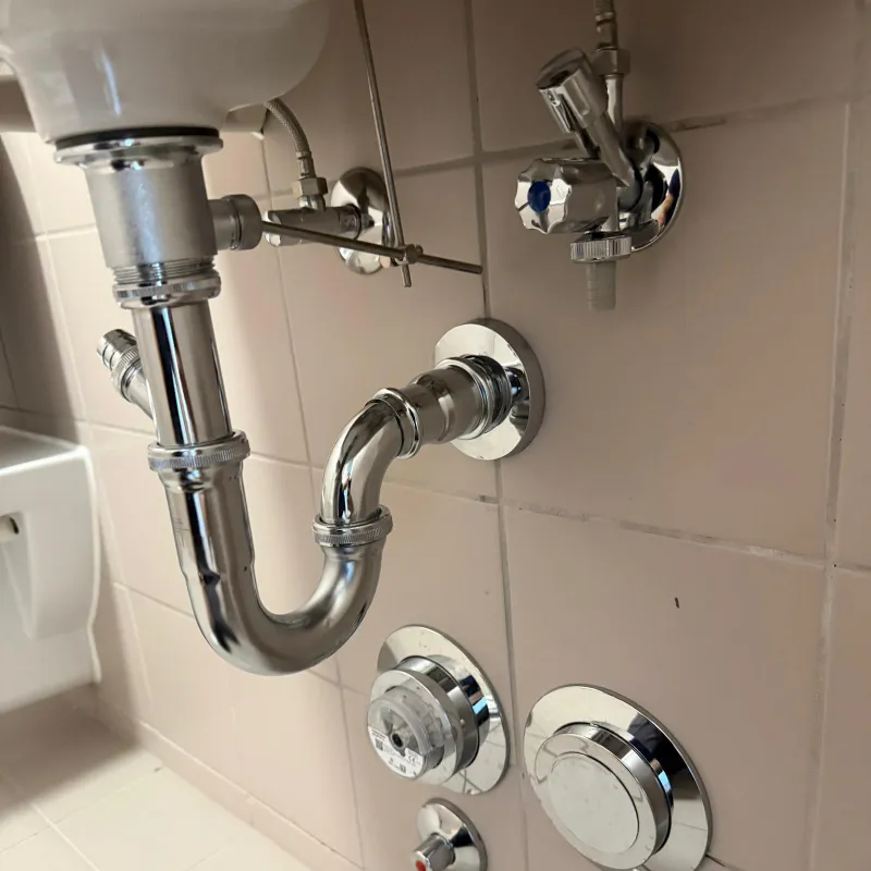 Siphon chrome P-trap installé